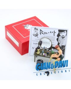 PP 5344 Berthet La Pin'Up devant sa coiffeuse