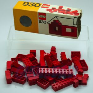 1973 Lego 930 Assorted Red Bricks + Box